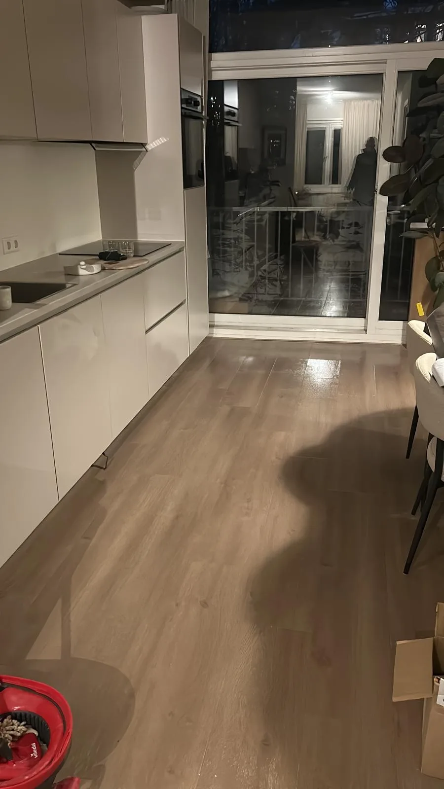 Afgewerkte witte keuken met houtlook vloer