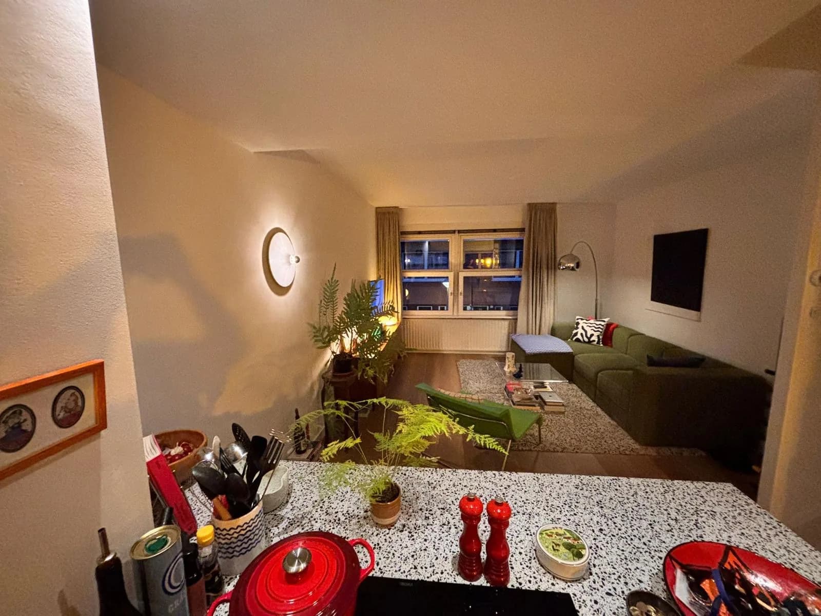 Gerenoveerde woonkamer met open keuken, ’s avonds
