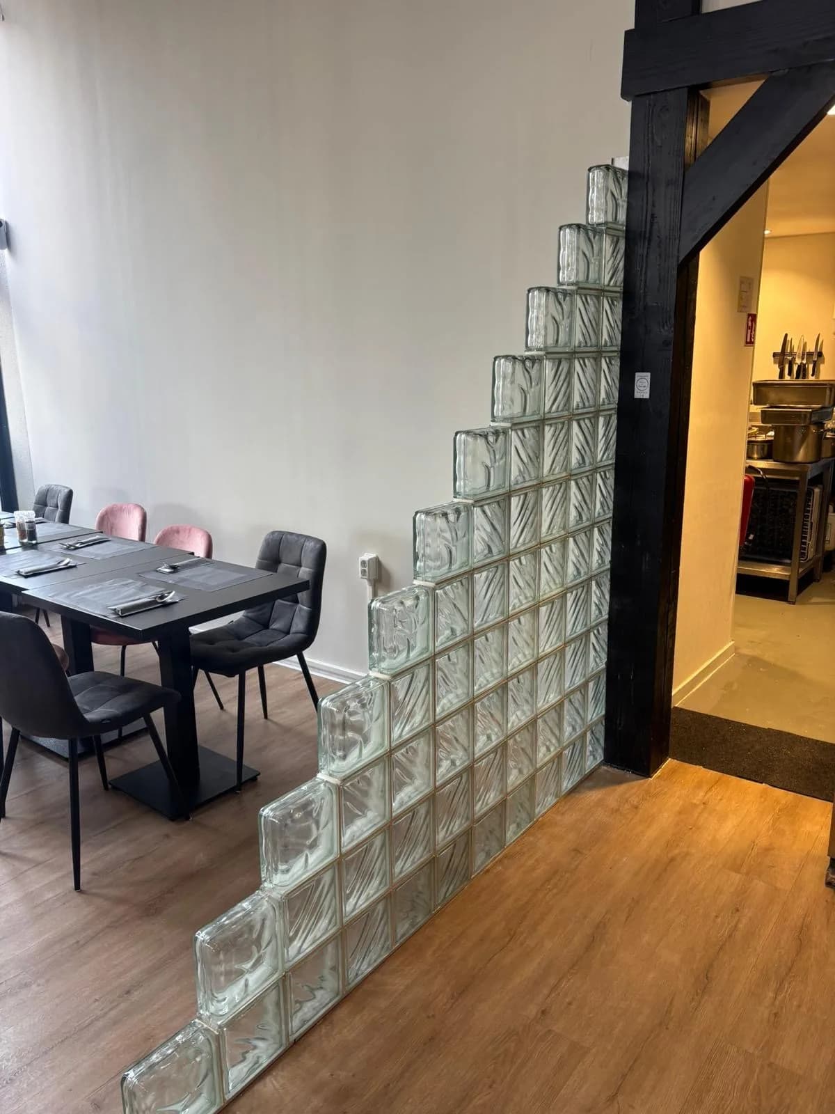 Glasblokkenwand als scheiding in een restaurant