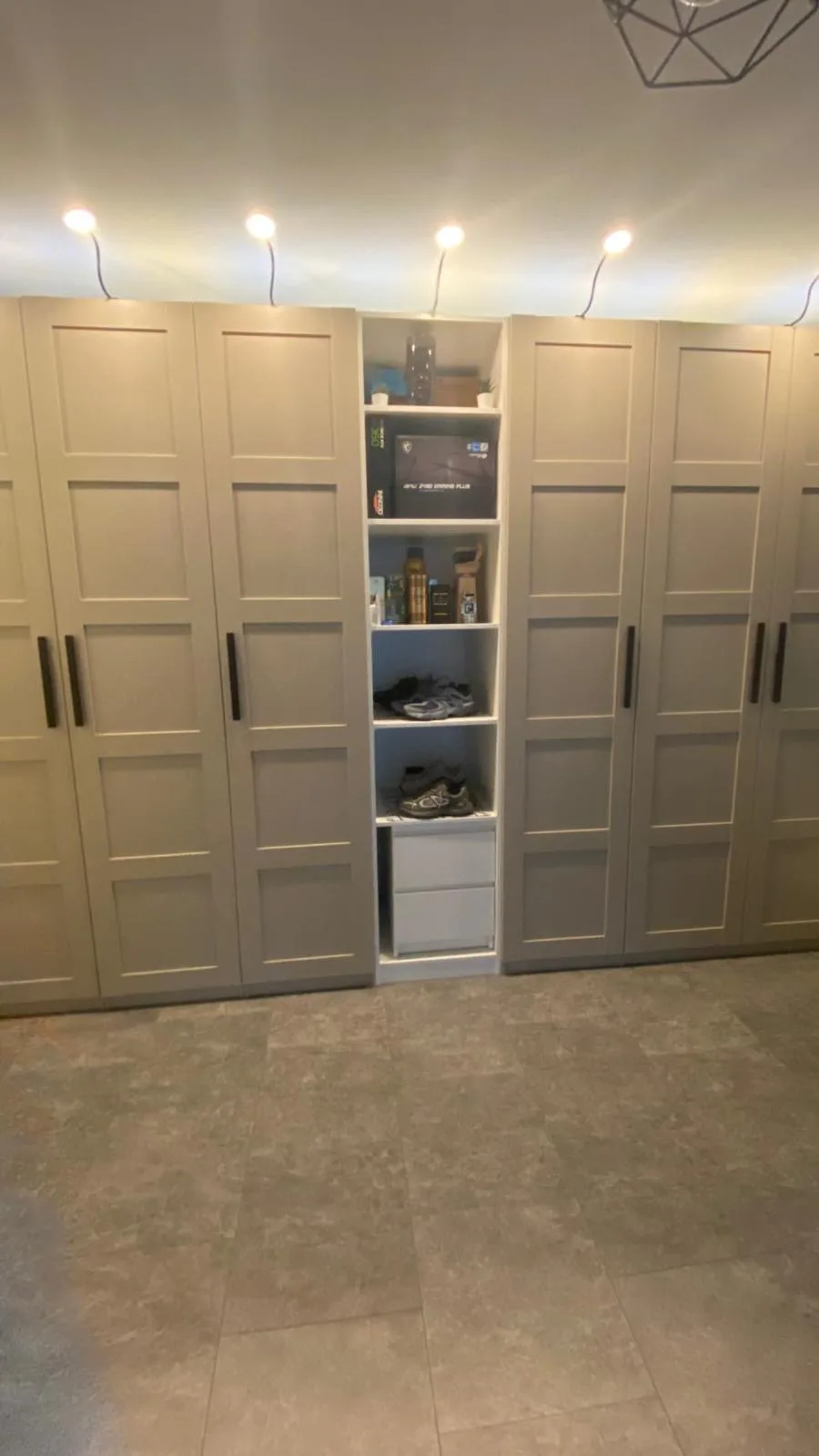Witte kastenwand op maat in een gerenoveerde slaapkamer