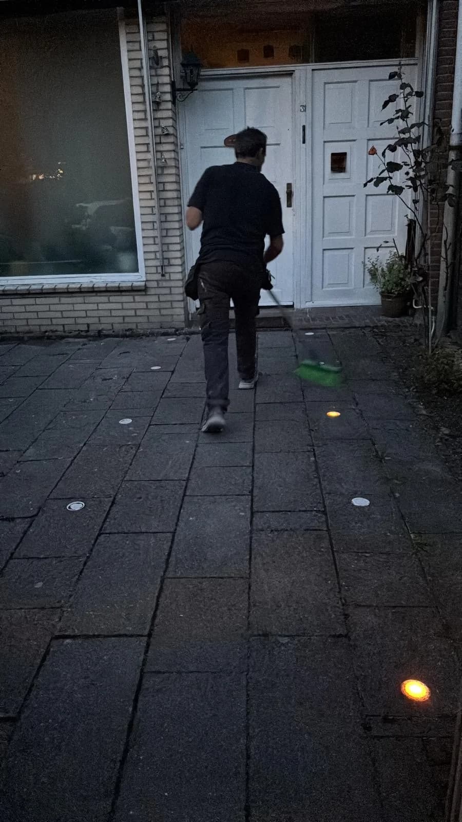 Vakman van Klusdokter onderweg naar een klus in Amsterdam
